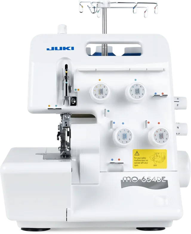 Weiße Juki Overlock-Nähmaschine mit vier Fadenspulenhaltern.