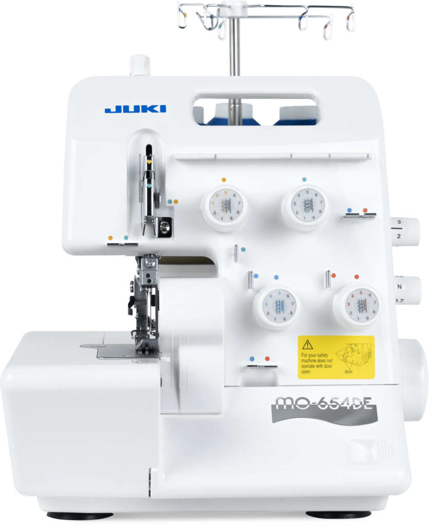 Weiße JUKI MO-654DE Overlock-Nähmaschine mit vier farblich markierten Fadenspannungsreglern und Garnführung an der Oberseite.