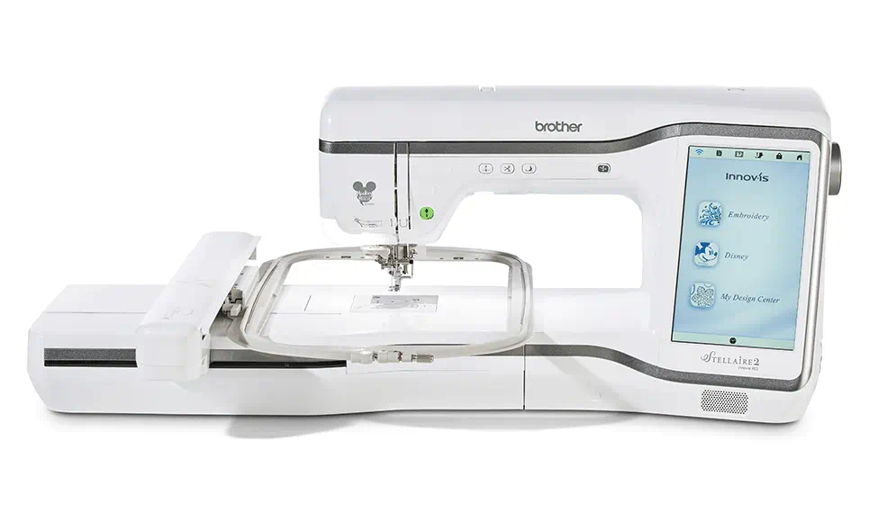 Nähmaschine Memmingen - Weiße Stickmaschine vom Hersteller Brother mit einem großen digitalen Display und einer Spannvorrichtung für Stoffe