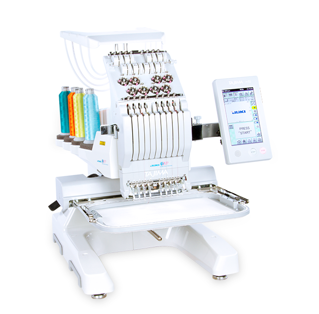 Weiße Tajima Mehrnadel-Stickmaschine mit mehreren Garnrollen, großem Stickrahmen und seitlichem Touchscreen zur Steuerung der Stickmotive.