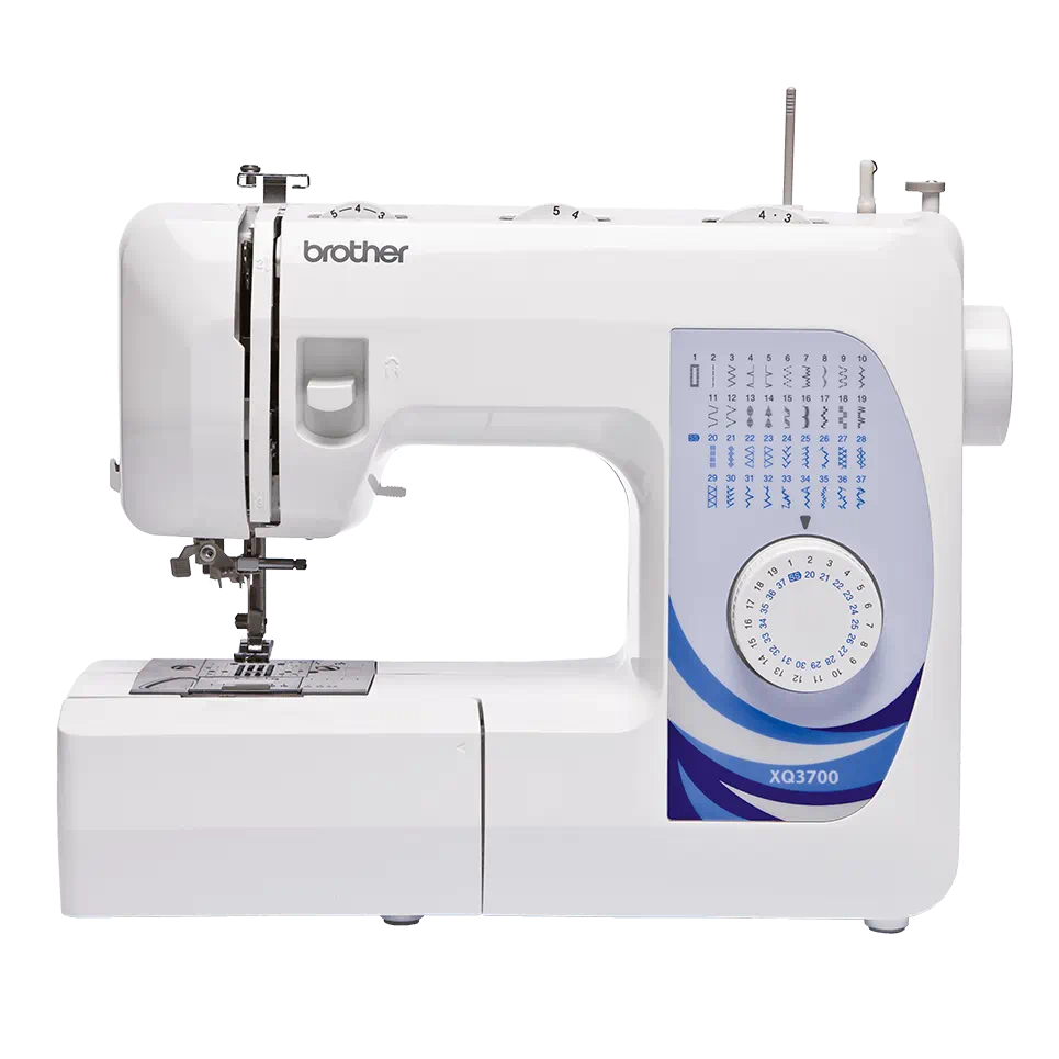 Weiße Brother XQ3700 Haushaltsnähmaschine mit mechanischem Stichwahlrad und Übersicht verschiedener Nutz- und Zierstiche auf der Vorderseite.
