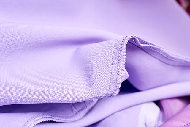 Nähmaschine Kempten - Nahaufnahme einer Overlock Naht von eines lila farbigen Stoffes