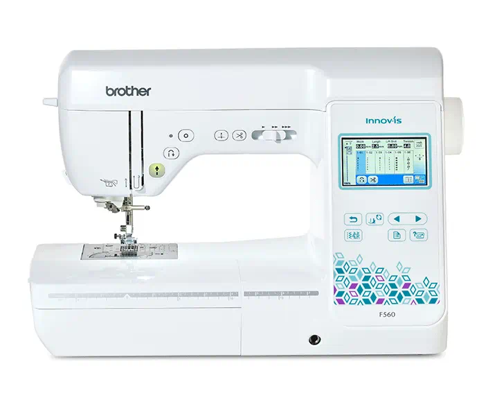 Weiße computergesteuerte Brother Innov-is F560 Nähmaschine mit integriertem Farbdisplay und Bedientasten auf der rechten Seite.