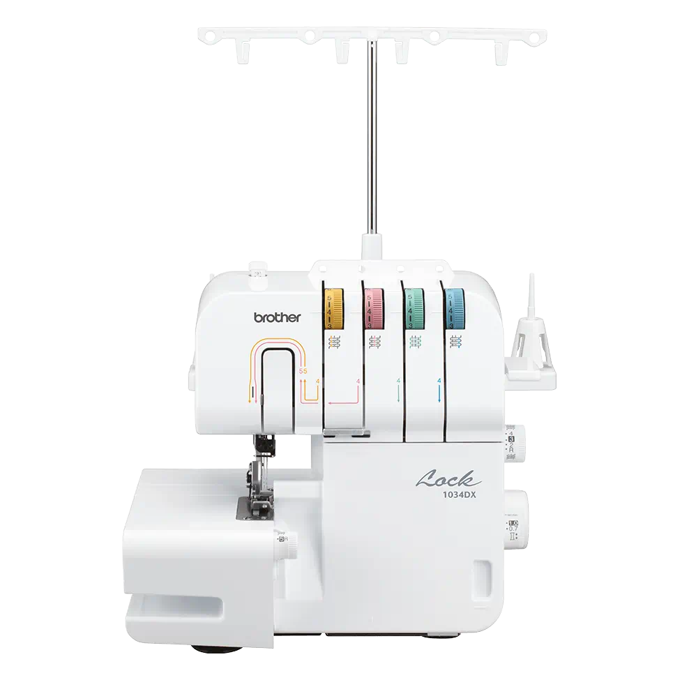 Weiße Brother Overlock-Nähmaschine Lock 1034DX mit vier farblich markierten Fadenspannungsreglern und ausziehbarem Garnrollenhalter.