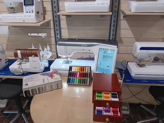 Ausstellung moderner Näh- und Stickmaschinen mit Zubehör und Garnen – große Auswahl an Nähmaschinen in Laupheim im Fachgeschäft