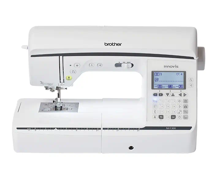 Nähmaschine Ulm - Weiße Haushaltsnähmaschine mit zwei schwarzen Streifen und einem kleinen digitalen Bildschirm auf der rechten Seite der Maschine
